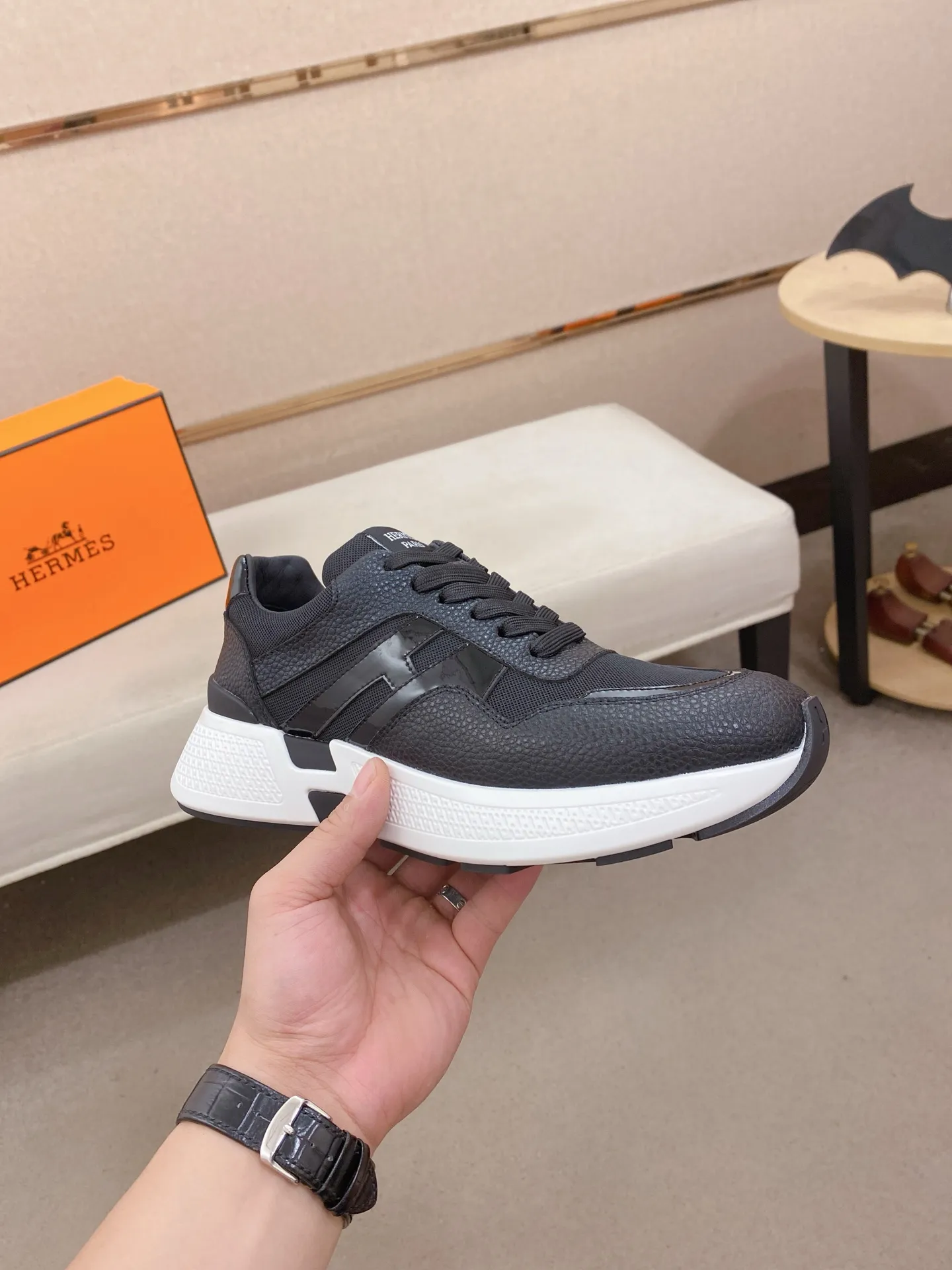 Factory price: 560💰《HERMES》【Classic Original Version】Hermès; Top 🔝 Purchasing Agency 🔍🔍Men's latest 🇺🇸 counters are on sale simultaneously, imported from Italy original ▲▲cowhide ▲▲ (high-end, nobility, class) ) Exquisite workmanship (Italian 🇮🇹 imported water-dyed 🐂 cowhide lining) sole: original sole provided by the original factory, ⚠️exclusive double-layer activity·TPR·rubber·combined molded outsole; super comfortable·wear-resistant·non-slip·environmental protection The real thing is more beautiful if you take the real thing (high quality, follow the order). You can enter and exit the counter at will * Number of yards: 38-44 (45 can be customized and cannot be returned or exchanged)